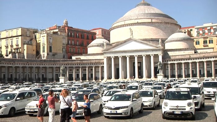 napoli protesta dei tassisti bloccata piazza plebiscito