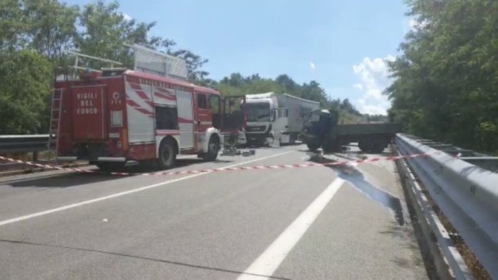 incidente mortale sulla bussentina camionista perde la vita