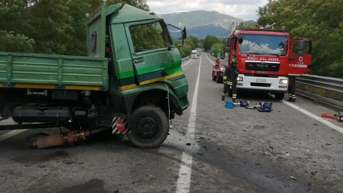 scontro sulla bussentina muore camionista di 60 anni dolore a sanza