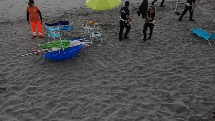 ombrellone selvaggio liberate le spiagge del lungomare di agropoli