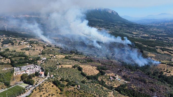 brucia il territorio di serre il sindaco non dobbiamo restare indifferenti