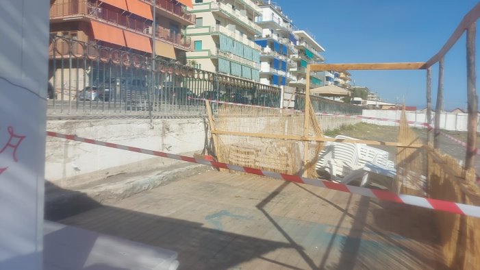 sequestri sulle spiagge libere di salerno battaglia in comune