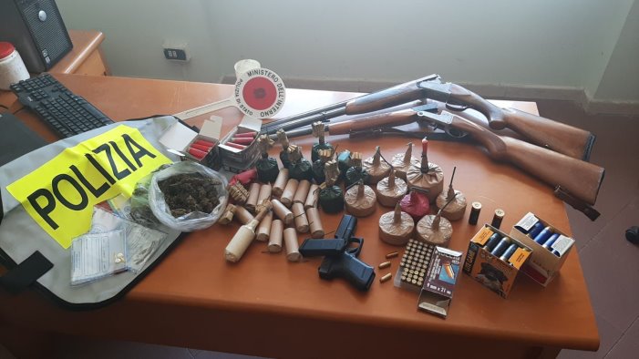 hashish cocaina ed esplosivo a casa arrestato 41enne denunciato il padre