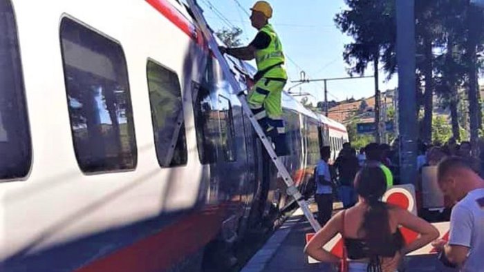 guasto alla linea elettrica due treni bloccati ed oltre 400 passeggeri nel caos