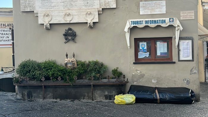 capri continua la triste abitudine di abbandonare i rifiuti sotto il monumento