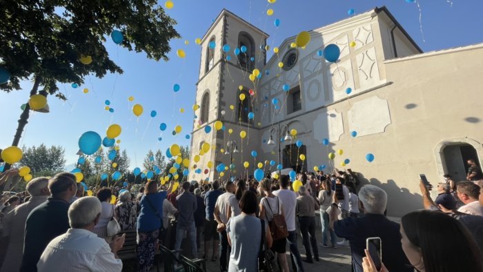 dolore per l ultimo saluto a francesco il vescovo non sciupate questa morte