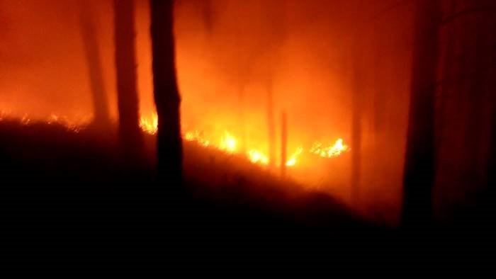 protezione civile impegnata a domare due grandi incendi