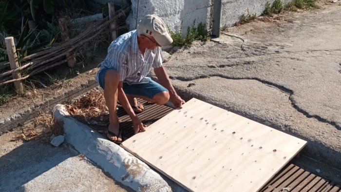 s incastra con il passeggino in una vecchia pedana soccorso a castellabate