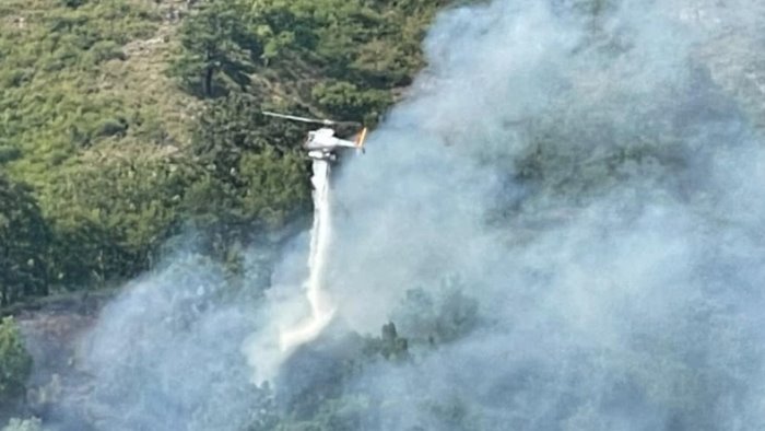 ancora incendi protezione civile regionale interviene con elicottero