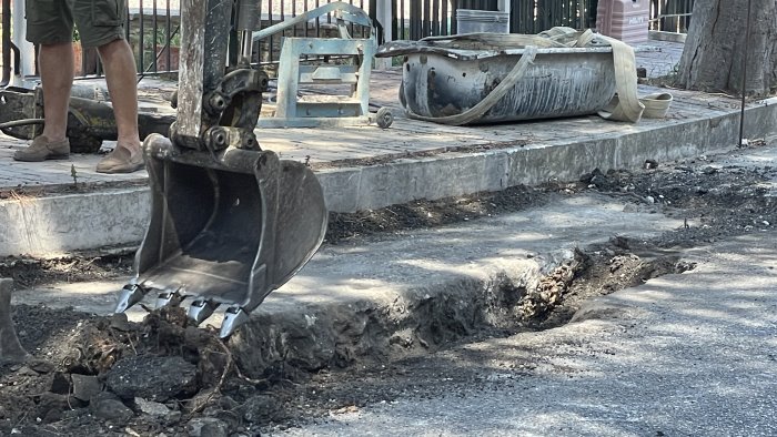 strada pericolosa e marciapiede distrutto lavori al via a montecorice