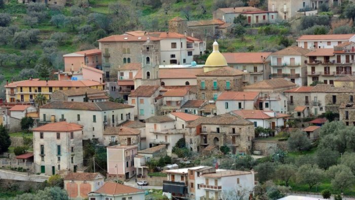 vaga per ore gli agenti della polizia locale salvano 80enne a montecorice