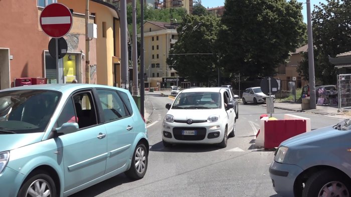 metro leggera e gia caos strade strette e spartitraffico non segnalati