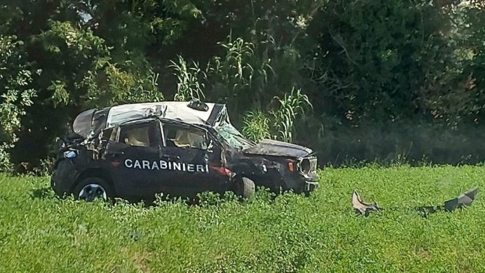 pauroso incidente jeep dei carabinieri si ribalta e finisce in un campo