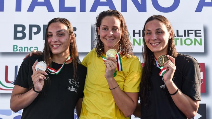 nuoto assoluti di ostia le gemelle cesarano sul podio tricolore