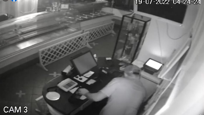 napoli escalation criminale pasticceria saccheggiata di notte il video