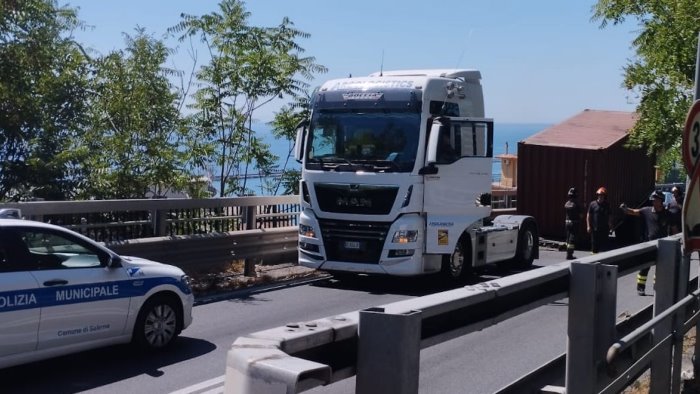 tir perde il rimorchio sul viadotto gatto traffico paralizzato