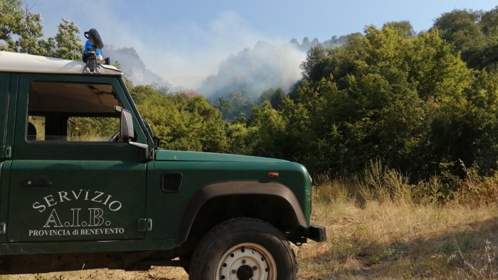 fiamme nei boschi del sannio servizio antincendio della provincia al lavoro