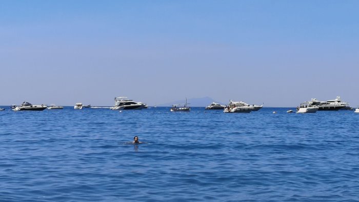 due imbarcazioni a fuoco a piano di sorrento e nei pressi de li galli