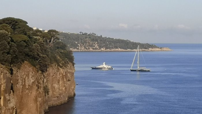 ritorna balneabile il mare di marina grande l ordinanza del sindaco coppola