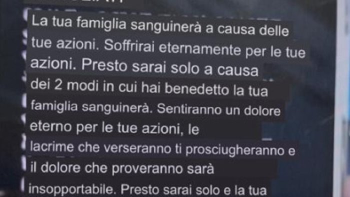 minacce di morte e foto di teschi ai passeggeri panico a bordo di un aereo