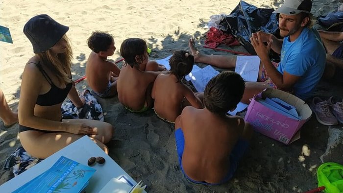 educazione ambientale in spiaggia l infopoint del parco marino a puolo