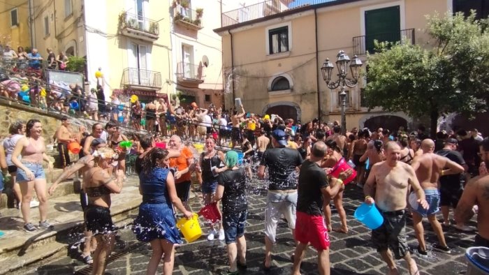 musica balli e gavettoni altra domenica record per la chiena di campagna