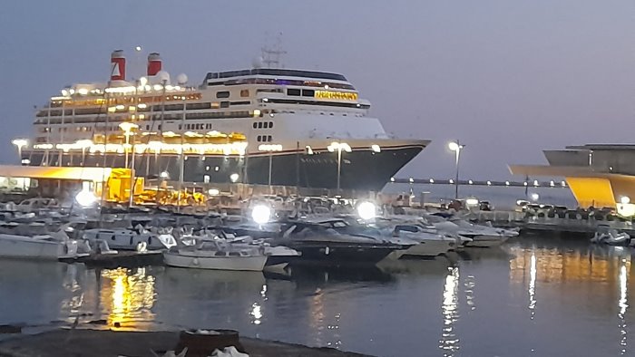 salerno approdo serale alla stazione marittima per la nave da crociera