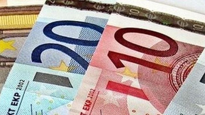 in auto con 1 milione e 200mila euro in contanti nei guai una giovane coppia