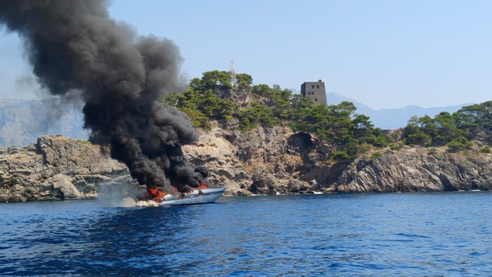 motoscafo affondato nel parco marino simioli si rischia fuoriuscita di gasolio