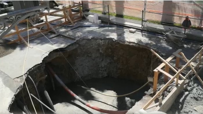 a sant agnello si lavora per colmare la voragine e per la nuova stazione eav