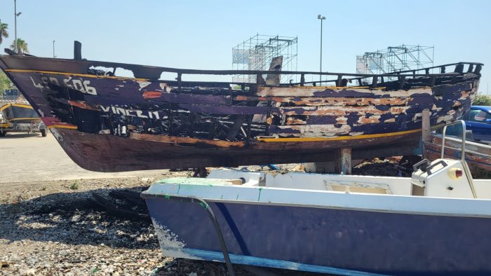 salerno in fiamme una barca nel sotto piazza della concordia