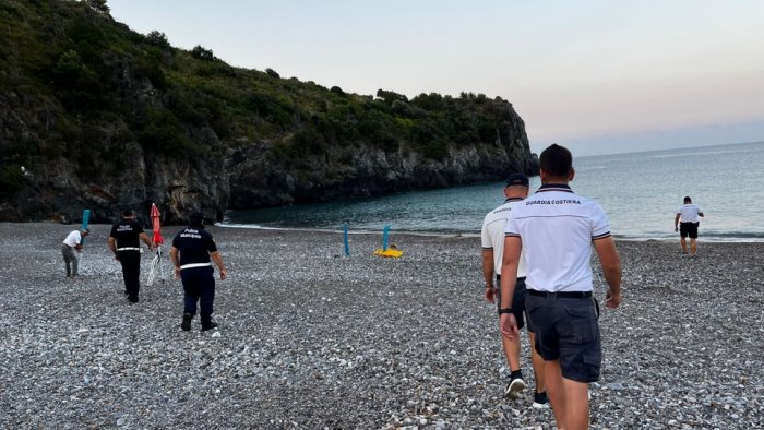 camerota task force contro i venditori abusivi in spiaggia