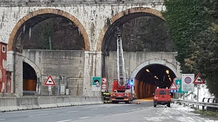 galleria di solofra transito aperto anche ai tir in direzione salerno