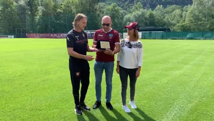 video salernitana in ritiro il ccsc premia davide nicola per la salvezza