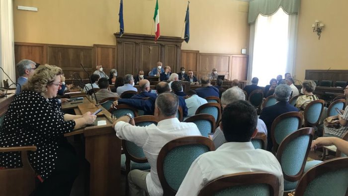 salerno consiglio provinciale a palazzo sant agostino presenti 80 sindaci