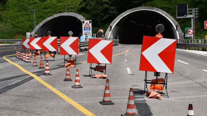 autostrada e cantieri chiusure in a16 scattano i percorsi alternativi