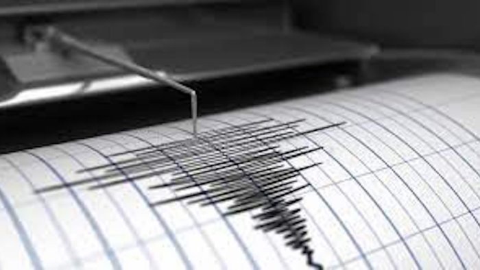 la terra trema in campania terremoto nei campi flegrei sciame sismico in corso