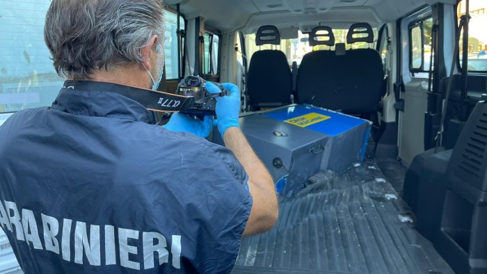 sorrento portano via l atm ma i carabinieri li inseguono preso un 21 enne