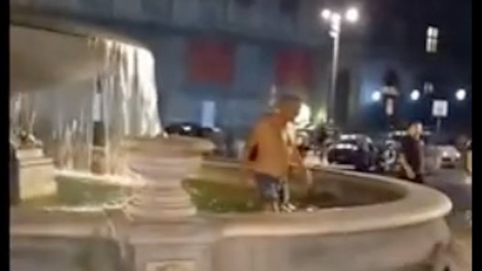 turista inglese fa bagno in fontana a piazza trieste e trento inaccettabile