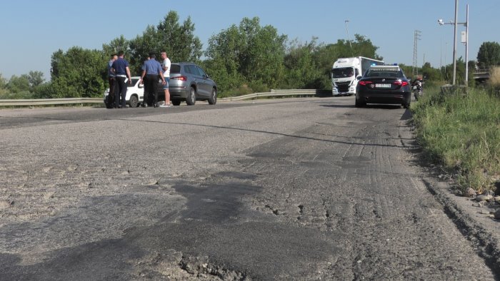 incidente a flumeri infermiera cade dalla moto a causa della strada dissestata