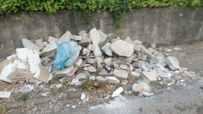 sarno la segnalazione in localita foce strade invase da materiali di risulta