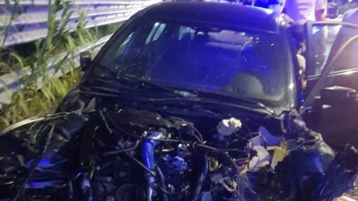 incidente stradale a salerno ancora gravi i 4 giovani di forino