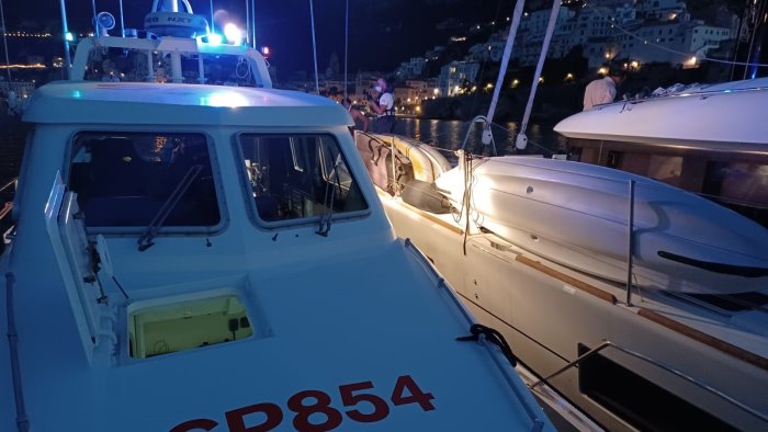 fuoco a bordo dell imbarcazione soccorso equipaggio di un catamarano ad amalfi