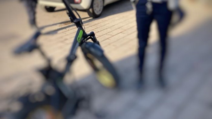 a folle velocita tra bimbi e anziani stretta su bici e monopattini elettrici