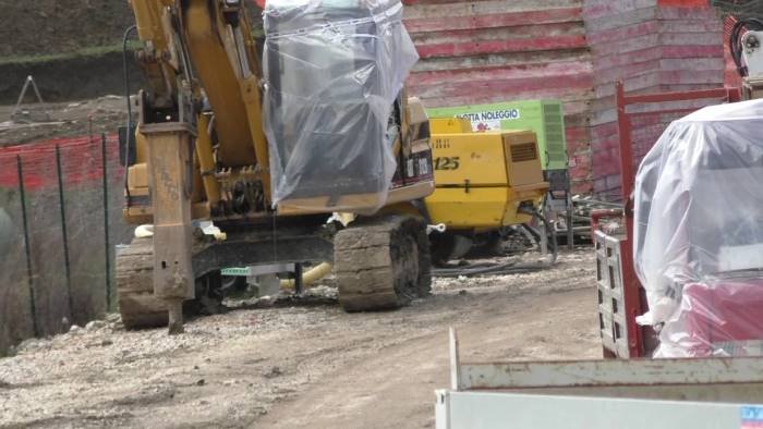 ancora un incidente sul lavoro cade da un impalcatura grave operaio