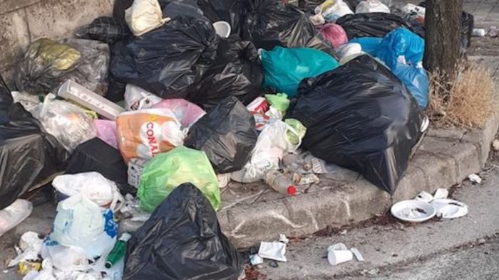 salerno a 10 giorni dalla bonifica torna la discarica a cielo aperto a cappelle