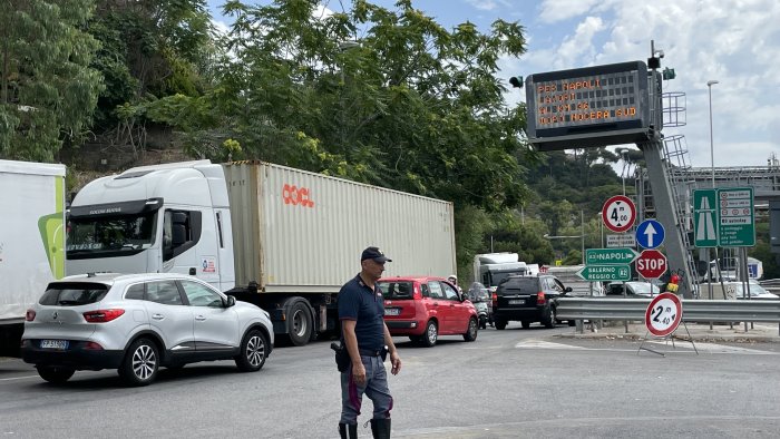 divieti mezzi pesanti sull a3 prima giornata senza caos ma fioccano le multe