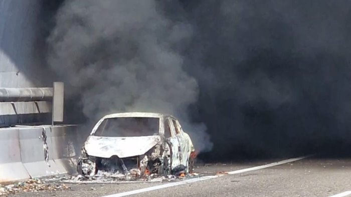 veicolo in fiamme a sicignano traffico bloccato sull a2