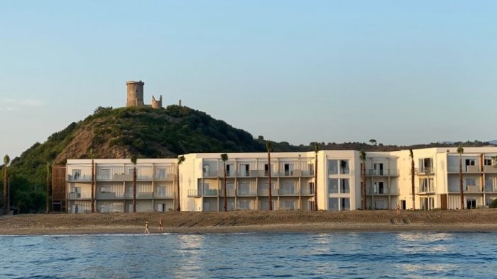 resort di lusso sulla spiaggia di ascea la fondazione vassallo scrive al papa