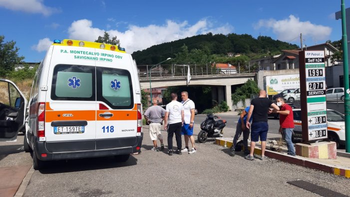 cade dallo scooter centrato da un auto mentre va a scuola paura ad ariano